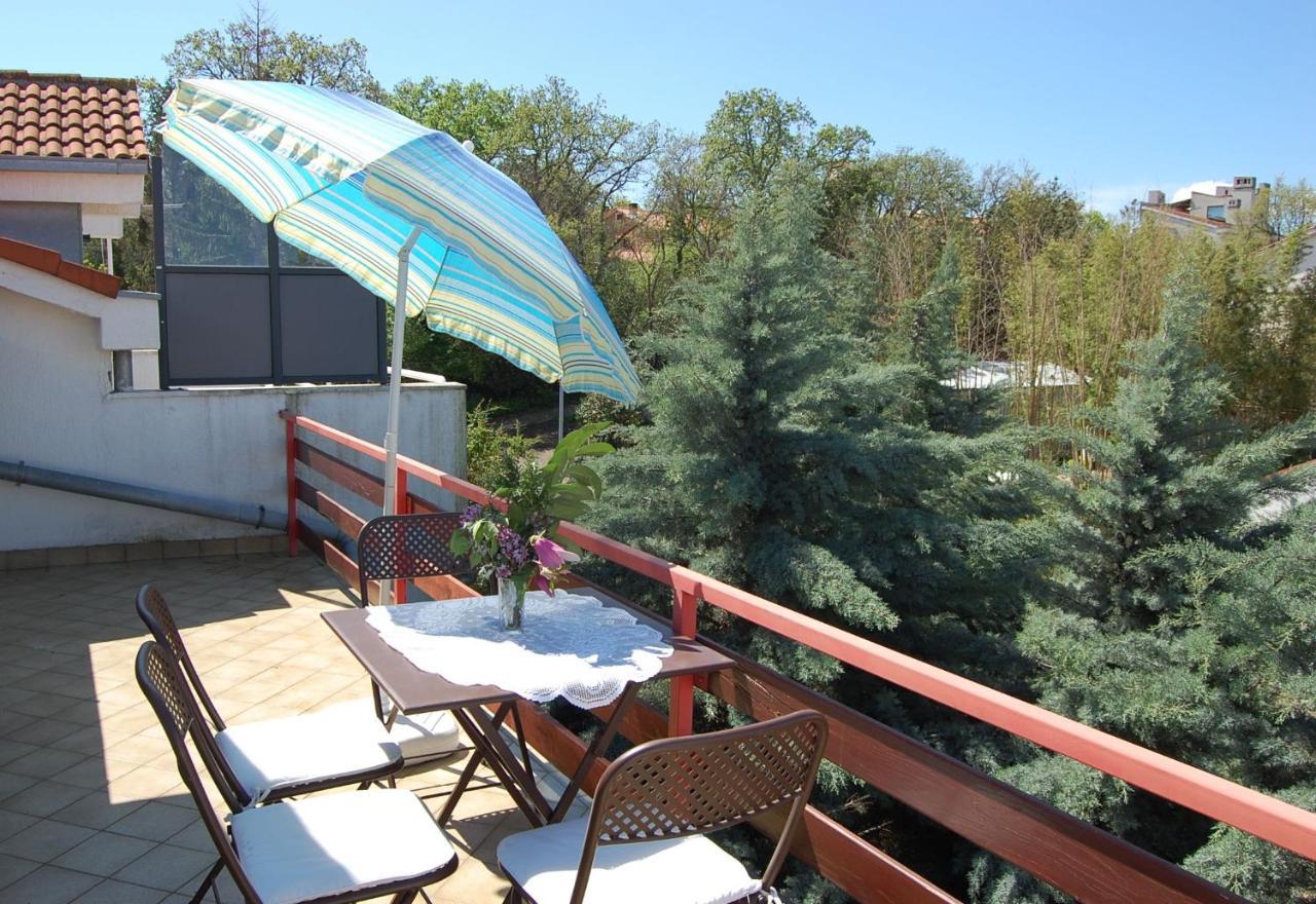 Apartment Ivan By El-Pi Tours Malinska Bagian luar foto
