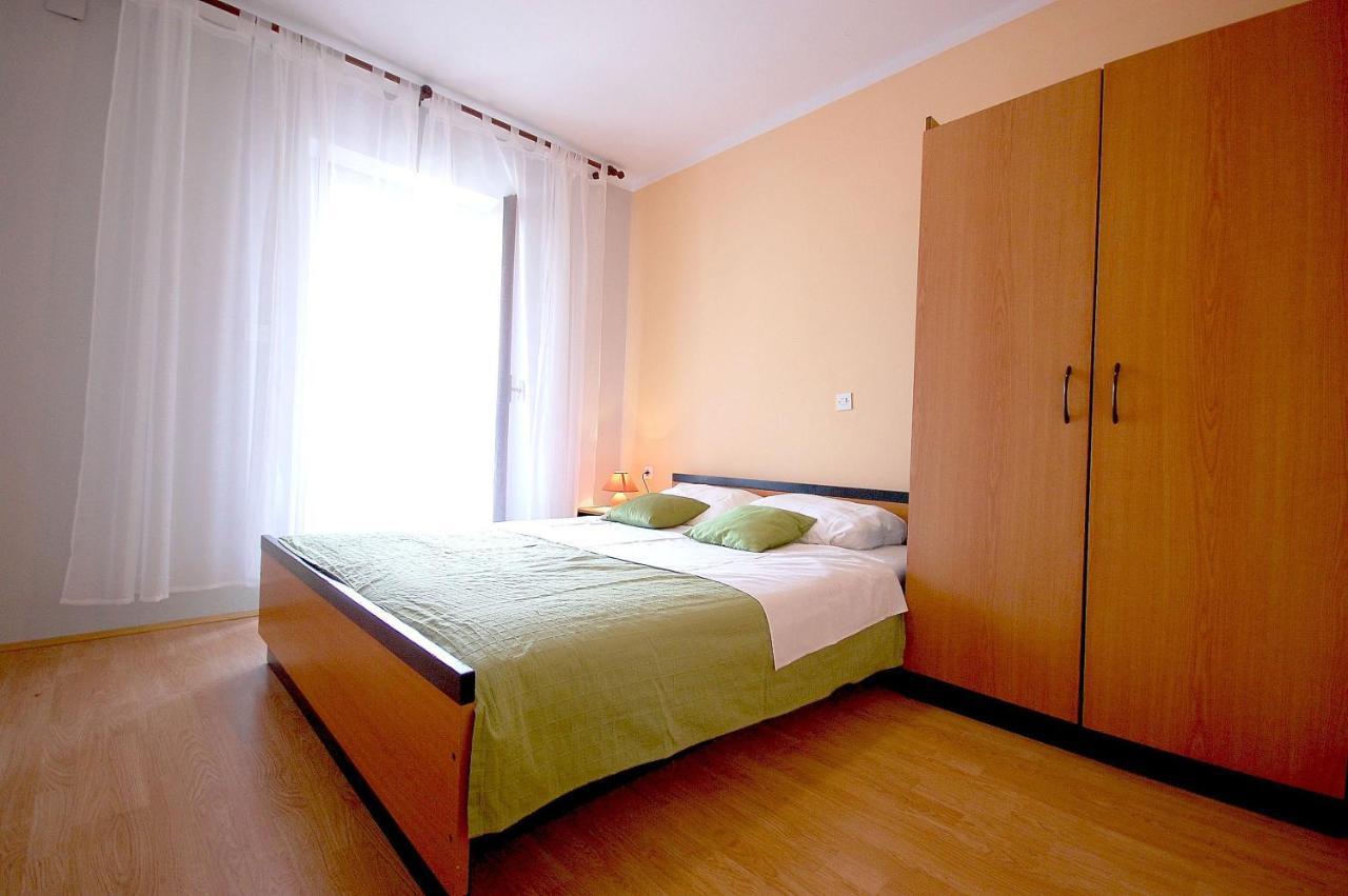 Apartment Ivan By El-Pi Tours Malinska Bagian luar foto