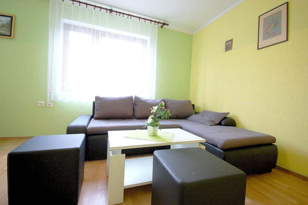 Apartment Ivan By El-Pi Tours Malinska Bagian luar foto