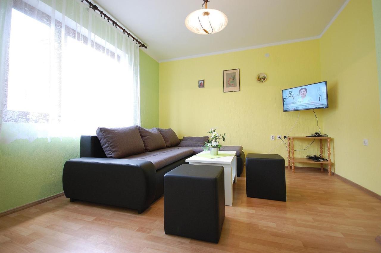 Apartment Ivan By El-Pi Tours Malinska Bagian luar foto