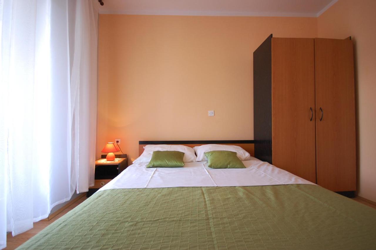 Apartment Ivan By El-Pi Tours Malinska Bagian luar foto