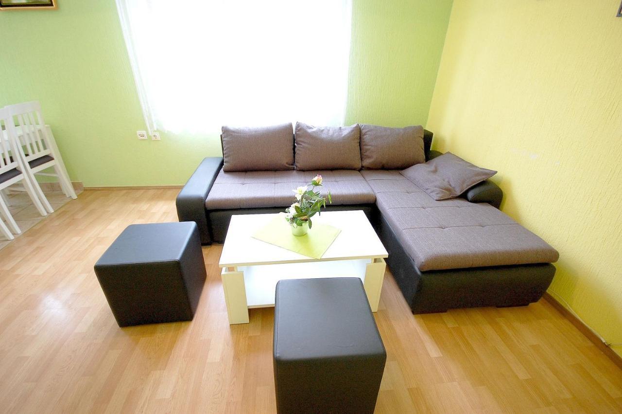 Apartment Ivan By El-Pi Tours Malinska Bagian luar foto